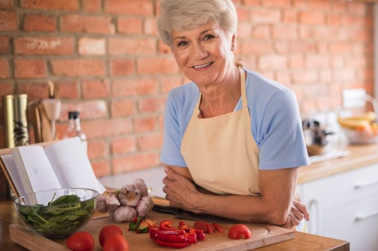 Como funciona a aposentadoria para doméstica do lar ou dona de casa?