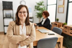 Mulher com deficiência sorrindo para câmera em escritório