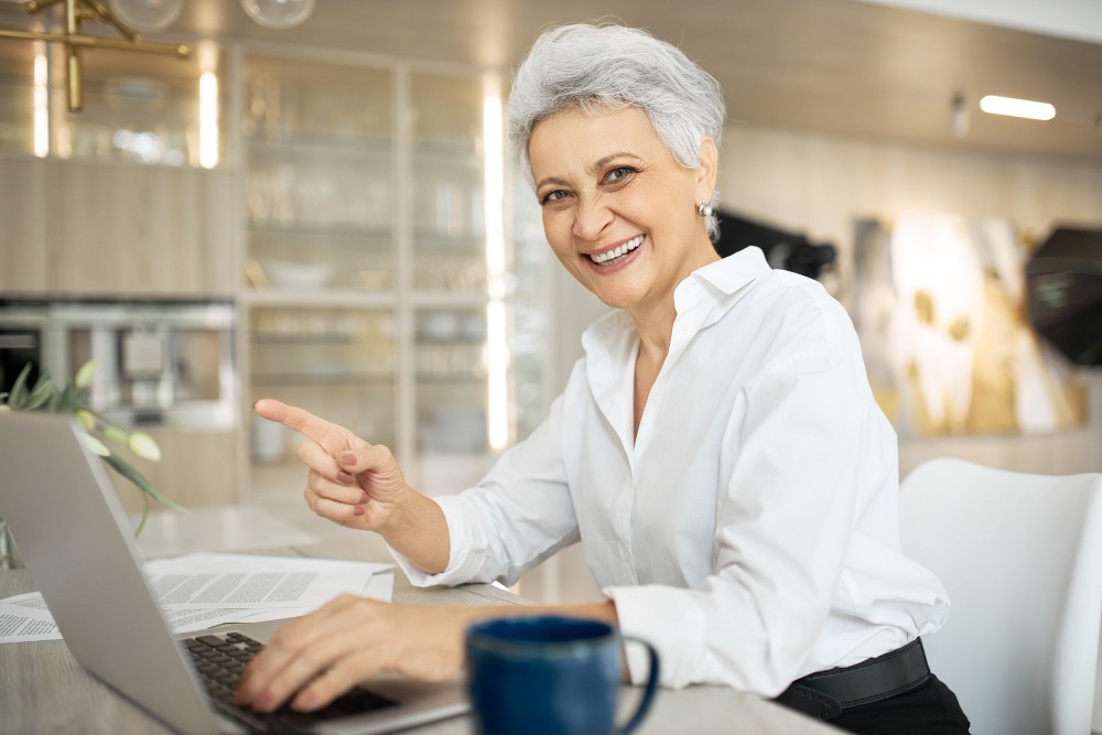 Mulher calculando valor da aposentadoria