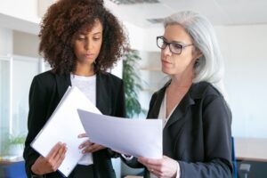 Duas mulheres procurando advogado para pensão por morte