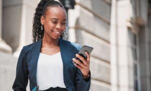 Advogada previdenciária olhando o Whatsapp